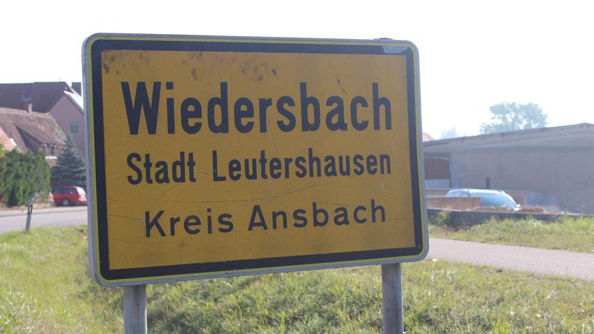 Im Leutershausener Ortsteil Wiedersbach ist am Samstagvormittag ein sechsjähriger Junge tot aufgefunden worden. Das Kind galt seit Freitagnachmittag als vermisst. Taucher des BRK zogen seine Leiche aus einem Schwimmteich.