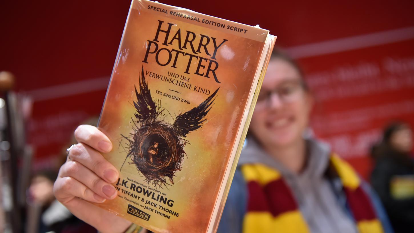 Endlich war es so weit: Punkt Mitternacht startete der Verkauf des neuen Harry Potter Abendteuers auf Deutsch in Berlin.