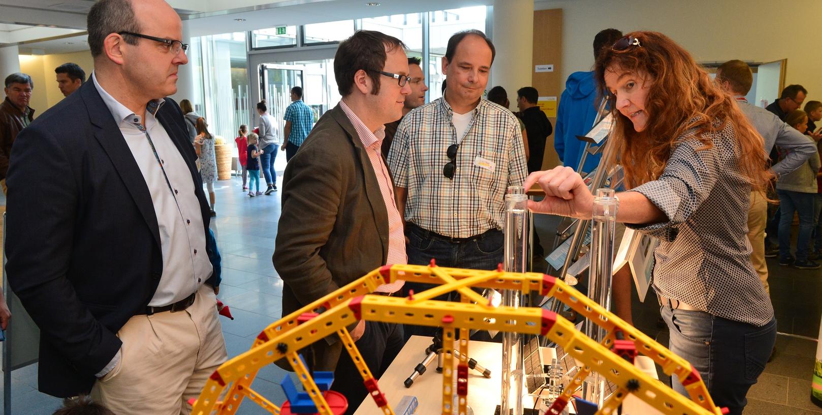 Auch Erlangens Oberbürgermeister Florian Janik schaute beim Familienfest von Areva vorbei. Auch Erlangens Oberbürgermeister Florian Janik schaute beim Familienfest von Areva vorbei.