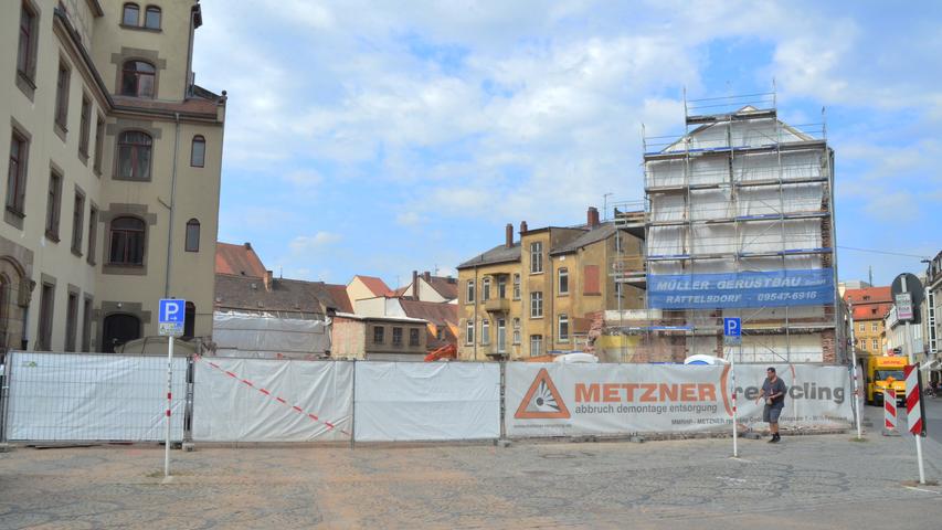 Noch bis 2018 wird an dieser Stelle am ZOB noch gebaut werden. Das Sparkassen-Gebäude in der Langen Straße soll ab Oktober dann abgerissen werden.