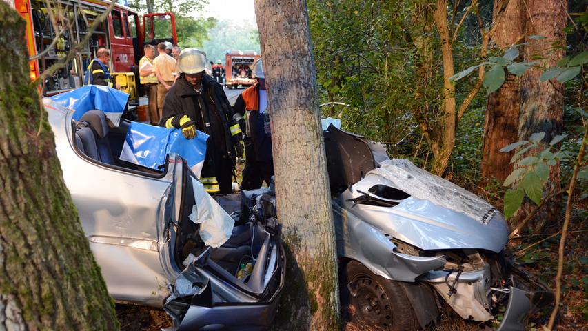 Gegen Baum geprallt: Drei Schwerverletzte in Autowrack 