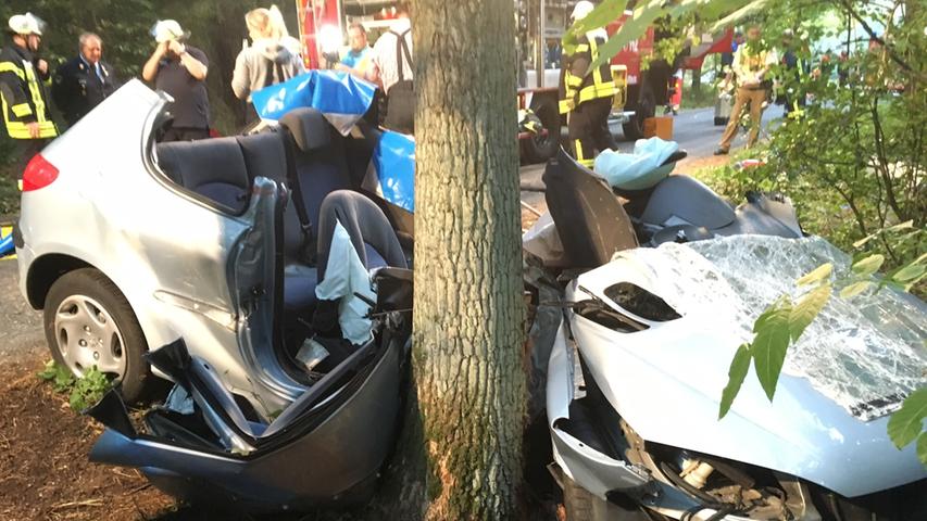 Gegen Baum geprallt: Drei Schwerverletzte in Autowrack 