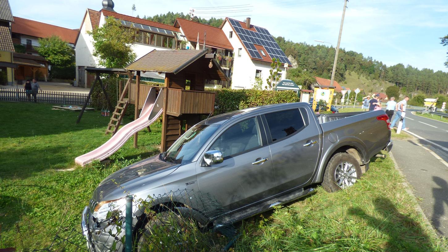Gegen 14.30 Uhr rollte der Geländewagen ungebremst auf den Spielplatz in Oberailsfeld zu. Schließlich blieb er im Maschendrahtzaun hängen und kam zum Stehen. Gegen 14.30 Uhr rollte der Geländewagen ungebremst auf den Spielplatz in Oberailsfeld zu. Schließlich blieb er im Maschendrahtzaun hängen und kam zum Stehen.