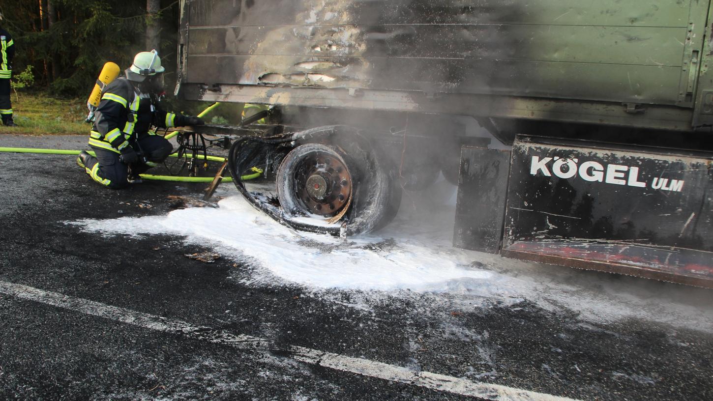 Blockierte Bremse setzt auf der B 470 Anhänger in Brand