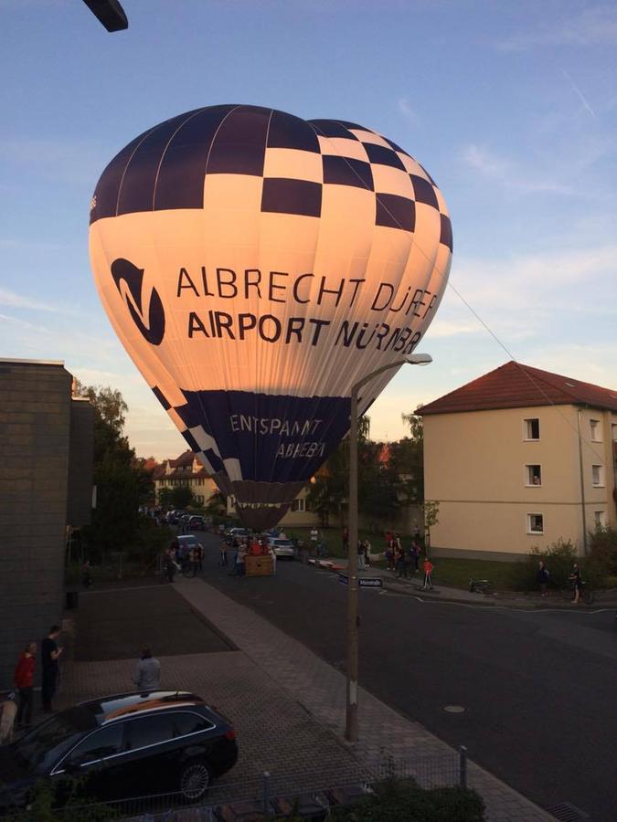 Heißluftballon muss mitten in Erlangen notlanden