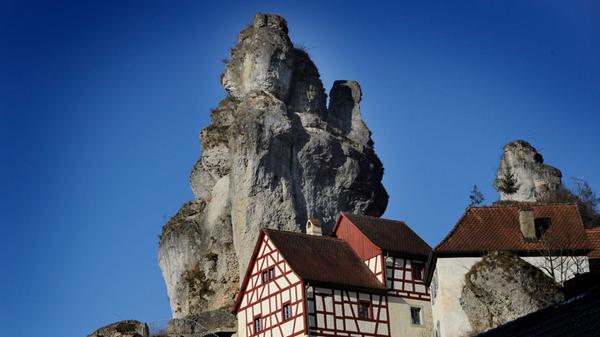 Die markanten Felstürme hinter dem Museum Fränkische Schweiz in Tüchersfeld sind eines der Wahrzeichen der Fränkischen Schweiz. Bei schönem Wetter lohnt sich eine Wanderung. Danach - und auch bei schlechterem Wetter - ist ein Besuch im Fränkischen Schweiz Museum zu empfehlen. Hier gibt es viel Wissenswertes über die Region - angefangen von der Erdgeschichte über das bäuerliche Leben bis hin zum Trachtenwesen in der Fränkischen Schweiz. Das Museum ist im Oktober noch Dienstag bis Sonntag von 10 bis 17 Uhr geöffnet. Von November bis März ist die Ausstellung nur sonnntags von 13.30 bis 17 Uhr zu besichtigen.