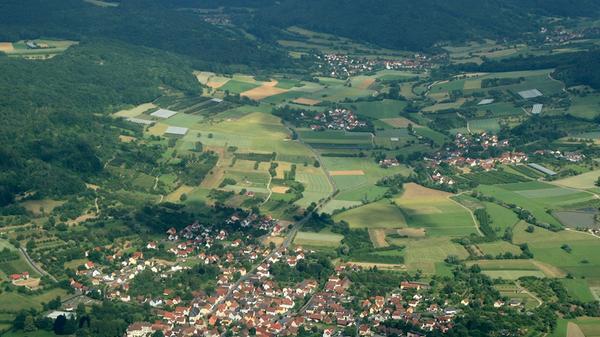Ein Wander-Tipp für die Herbsttage: Das idyllische Trubachtal mit Blick auf Pretzfeld, Hagenbach, Lützelsdorf und Wannbach (im Hintergrund). Einfach am Fluss entlang spazieren auf gut augebauten Wegen und den Blick auf die angrenzenden Obstgärten genießen.
