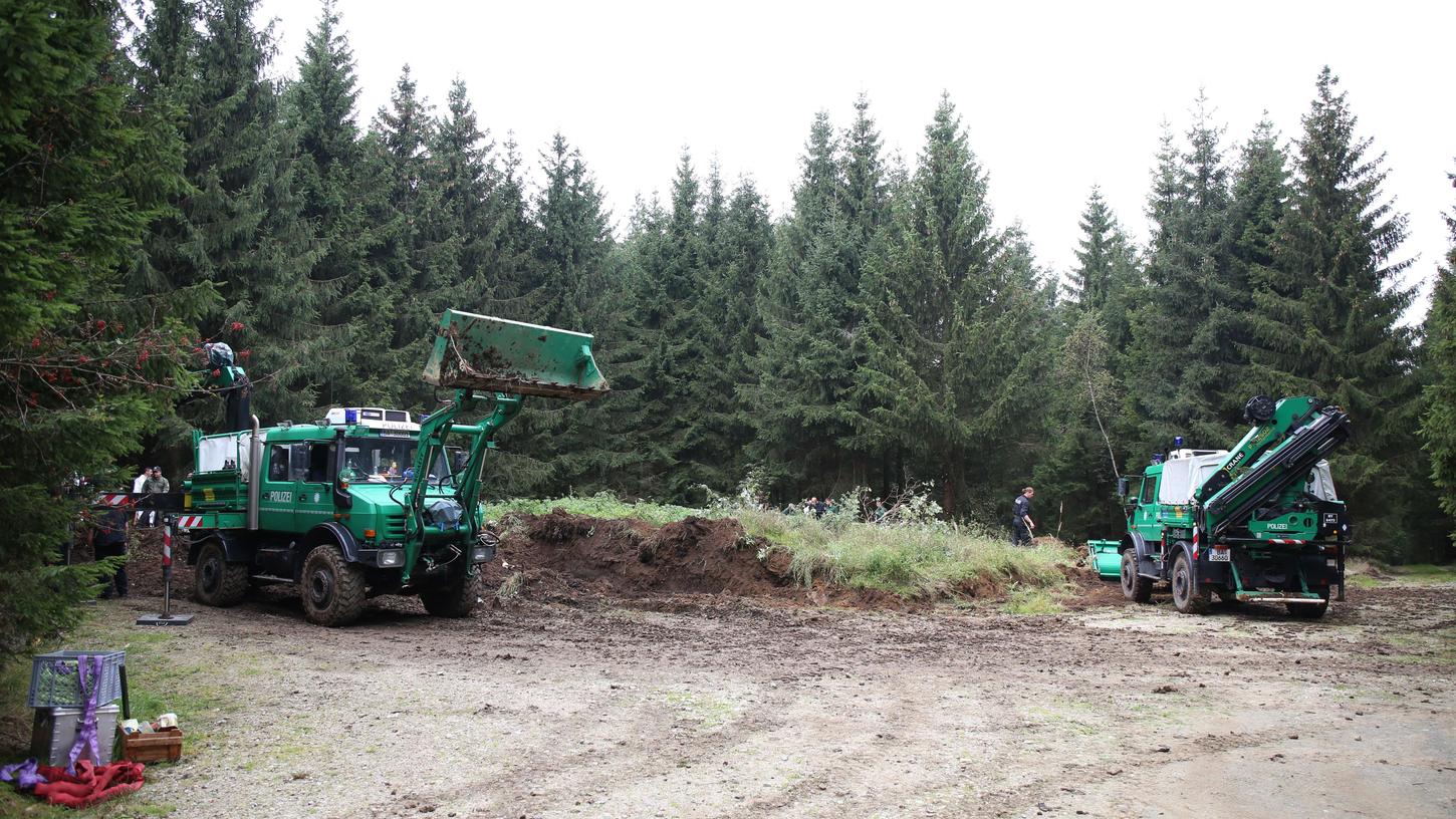 Auch am Dienstag waren Spezialisten im Wald bei Rodacherbrunn, um den Fundort von Peggys Leiche zu untersuchen.