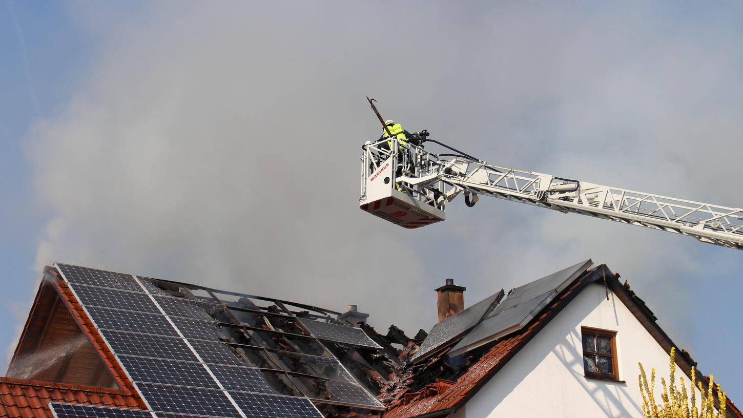 Hahnbach: Dachstuhl brannte völlig aus