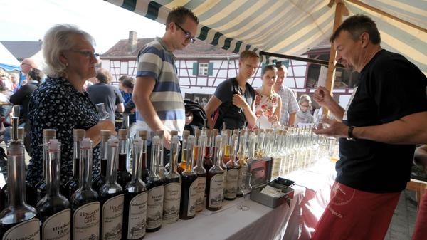 Wenn die Tage kühler werden, dann hilft eine Jacke von außen und von innen manchmal auch ein Schnaps. Jedes Jahr im Oktober laden die Schnapsbrenner in der Fränkischen ein, die Vielfalt der Brände, Liköre und Schnäpse kennenzulernen. 2016 findet der Tag der offenen Brennereien rund ums Walberla am 16. Oktober statt. 14 Brennereien und drei Brauereien lassen sich über die Schulter schauen. Ein Shuttleservice ist eingerichtet. Alle Informationen unter www.schnaps-brennerei.com.