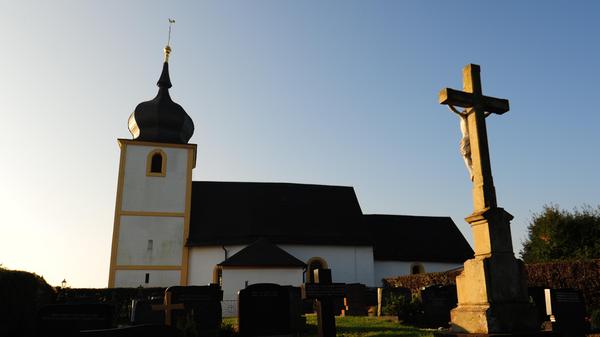 Zugegeben: Der Blick von der Vexierkapelle in Reifenberg ist zu jeder Jahreszeit schön. Das wusste auch schon Albrecht Dürer. Richtig bunt ist es aber vor allem im Herbst, wenn das Laub in Grün-, Rot-, und Gelbtönen schimmert und man auf der Bank vor der Nikolauskapelle verweilen und den Ausblick auf das Wiesenttal und das gegenüberliegende Walberla genießen kann. In dem Kirchlein ist unter anderem eine Heilige Barbara des Holzbildhauers Friedrich Theiler zu sehen - er ist ein Vorfahre des ehemaligen Ebermannstädter Bürgermeisters Karl Theiler. Wie hinkommen? Entweder bequem mit dem Auto oder zu Fuß, zum Beispiel von Weilersbach aus. Aber Achtung: Das kann eine schweißtreibende Angelegenheit werden, die Kapelle steht auf 453 Metern.