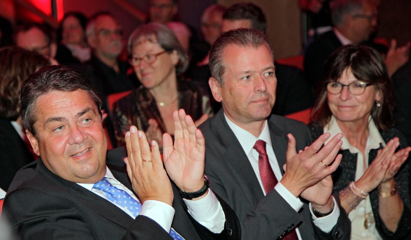 Hoher Besuch in Nürnberg: SPD-Chef Sigmar Gabriel (links) feiert mit Bürgermeister Ulrich Maly (mitte) den Festakt.