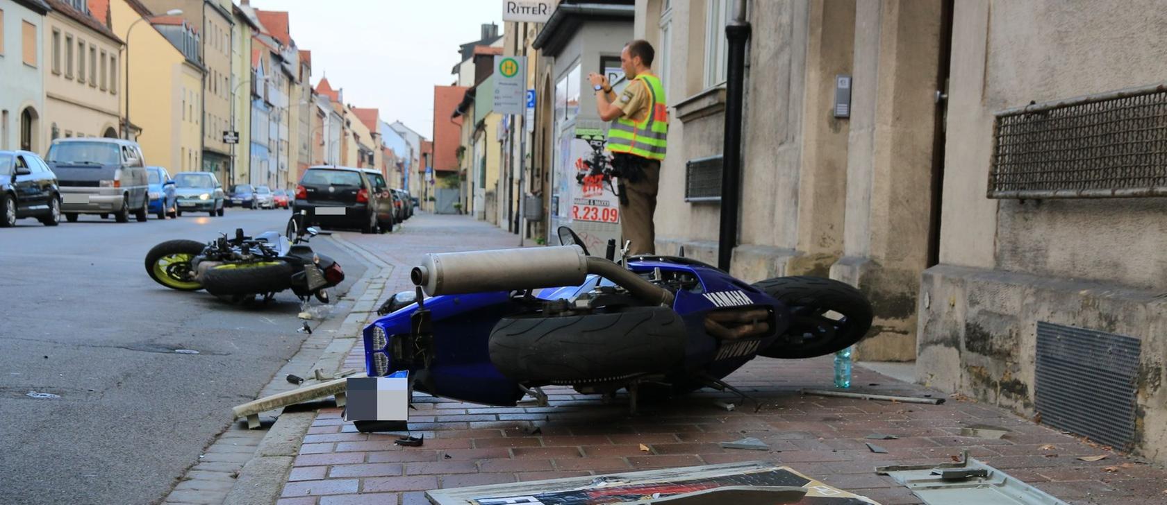 Den Abbiegevorgang schaffte ein Fahrschüler mit seinem Motorrad nicht und krachte gegen eine Fassade.