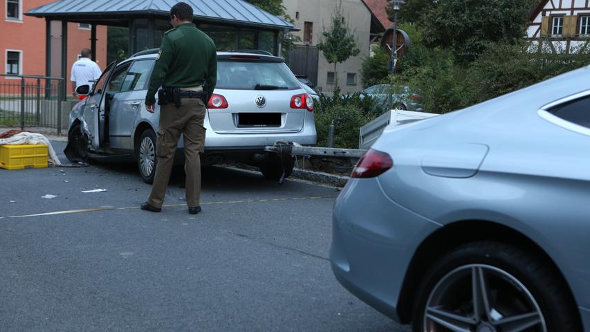 Mercedes C-Klasse kracht frontal in VW Passat: Zweimal Totalschaden