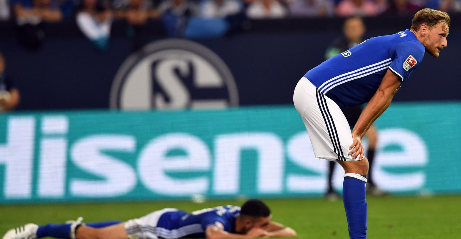 Nach dem schlechtesten Saisonstart der Vereinsgeschichte sucht der FC Schalke um Kapitän Benedikt Höwedes nach einem Weg aus der Krise.
