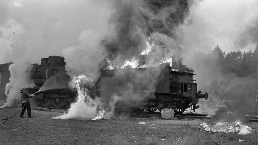 Lichterloh brennt die ausrangierte Dampflok. Die Feuerwehr war aber bald Herr der Lage...
 
  Hier geht es zum Artikel vom 29. September 1966: Explosion und Sirenengeheul
