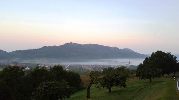"Nur" 532 Meter hoch misst der Hausberg der Fränkischen Schweiz und doch ist das Walberla für die Franken mindestens genauso wichtig wie die Zugspitze für die Oberbayern. Von hier oben stößt der Blick nicht an, da ist Zeit um Löcher in die Luft zu schauen und den Gedanken freien Lauf zu lassen.