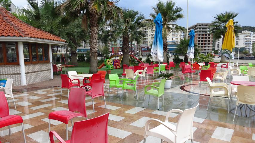 Bei einer Rundreise durch Albanien zeigen sich die verschiedensten Facetten des Landes. Hier ein Strandcafe am Ionischen Meer.