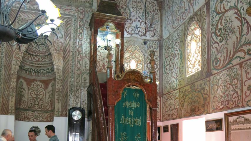 Die Ethem-Bey Moschee in Tirana ist ein wunderbarer Ort, an dem sich Begeisterte Touristen sogar im Gästebuch verewigen dürfen. Moslems und Christen leben nicht nur in der Stadt friedlich nebeneinander.