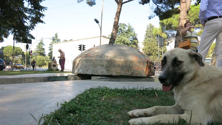 Mitten in einem Park in Tirana lugt ein alter Bunker aus dem Boden. Der durchgeknallte Enver Hodscha hat im ganzen Land 700.000 Betonbunker bauen lassen - Überreste einer Zeit, in der Albanien völlig isoliert war.