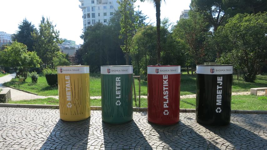 Während außerhalb der Städte der Müll noch immer in Wälder und Schluchten gekippt wird, rühmt sich Tirana eines vorbildlichen Müll-Trennungssystems.