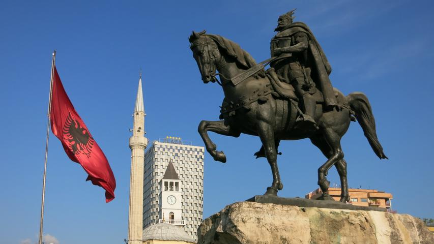 Hier ist der Mittelpunkt der Stadt: der Skanderbeg-Platz, benannt nach dem albanischen Nationalhelden, der im 15. Jahrhundert Albanien gegen die Osmanen verteidigte.