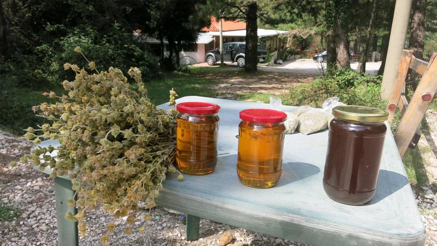 Überall an den Straßenecken stehen kleine Verkaufsstände wie hier mit Honig und getrockneten Büscheln von Bergtee.