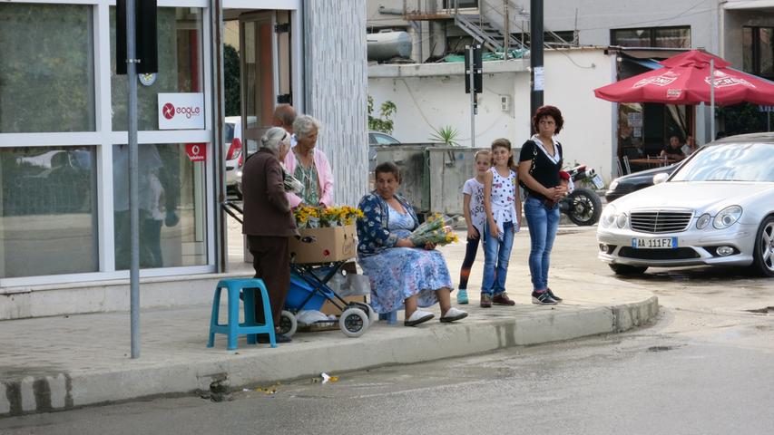 Mitten in der Großstadt - hier in Durres - hocken alte Frauen an den Straßenecken und verkaufen Blumen.
