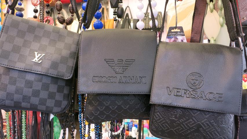 Jede Menge Taschen, ausgezeichnet mit Labels bekannter Modemarken auf einem Markt in Vlora.