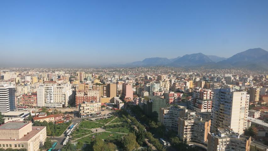 Tirana von oben mit Blick auf den großen Park und einer gewaltigen Bergkulisse im Hintergrund