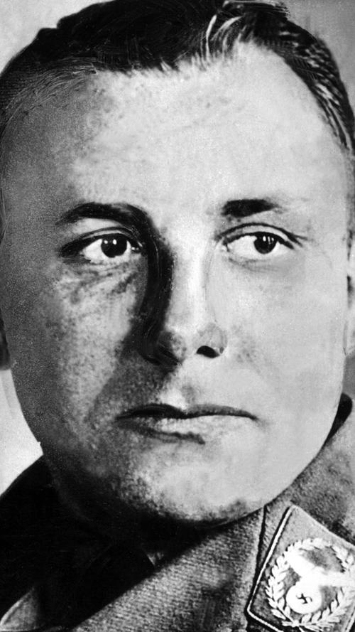 Martin Bormann war Leiter der Partei-Kanzlei der NSDAP und Vertrauter Hitlers. Er wurde wegen Verbrechen gegen das Kriegsrecht und Verbrechen gegen die Menschlichkeit zum Tod durch den Strang verurteilt. Bormann war während der Nürnberger Prozesse nicht anwesend - da er bereits tot war. Jahrelang hielten sich Gerüchte, dass Bormann sich ins Ausland abgesetzt habe. Bis 1972 seine Leiche bei Bauarbeiten in Berlin entdeckt wurde. Er hatte sich am 2. Mai 1945 selbst umgebracht. Pannen und letzte Worte: Wie die Hinrichtungen abliefen, lesen Sie hier.