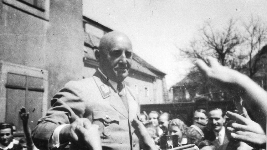Julius Streicher wurde wegen Verschwörung gegen den Weltfrieden zum Tod durch den Strang verurteilt. Der selbsternannte "Frankenführer" verbreitete mit dem Blatt "Stürmer" übelste Hetzpropaganda. Er widmete sich immer wieder der "Rassenschande". Hitler bezeichnete Streicher mehrfach als Narren, ließ den "Stürmer"-Herausgeber aber machen. Am 16. Oktober 1946 wurde er hingerichtet. Julius Streicher wurde wegen Verschwörung gegen den Weltfrieden zum Tod durch den Strang verurteilt. Der selbsternannte "Frankenführer" verbreitete mit dem Blatt "Stürmer" übelste Hetzpropaganda. Er widmete sich immer wieder der "Rassenschande". Hitler bezeichnete Streicher mehrfach als Narren, ließ den "Stürmer"-Herausgeber aber machen. Am 16. Oktober 1946 wurde er hingerichtet.