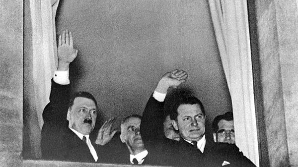 Wilhelm Frick (2.v.l.) war bis 1943 Reichsminister des Inneren. Er wurde wegen Planung, Entfesselung und Durchführung des Angriffskrieges, Verbrechen gegen das Kriegsrecht und Verbrechen gegen die Menschlichkeit zum Tode durch den Strang verurteilt.