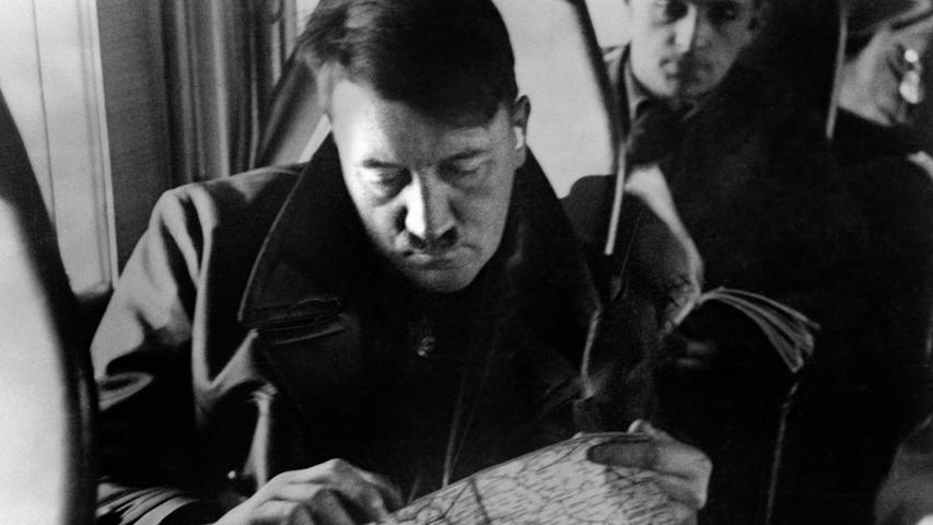 Hans Frank (hier hinter Adolf Hitler) wurde wegen Verbrechen gegen das Kriegsrecht und Verbrechen gegen die Menschlichkeit zum Tod durch den Strang verurteilt. "Der erste Angeklagte, der sich schuldig fühlt: Frank, der weiße Rabe, bekennt und bereut." Unter dieser Schlagzeile begannen die Nürnberger Nachrichten ihren Bericht über den persönlichen Auftritt des ehemaligen Generalgouverneurs in Polen. Sein Verteidiger Alfred Seidl startete das Kreuzverhör mit der klaren Frage: "Haben Sie an der Vernichtung der Juden teilgenommen?" Frank antwortete: "Ich sage ja, weil ich unter dem Eindruck des jetzt fünf Monate dauernden Prozesses und der Aussage des Zeugen Höss es mit meinem Gewissen nicht vereinbaren könnte, die Verantwortung auf die kleinen Menschen abzuwälzen. Wir haben den Kampf gegen das Judentum geführt. Mein Tagebuch ist mir selbst als Zeuge gegenübergetreten." Am 16. Oktober 1946 wurde er hingerichtet. Hans Frank (hier hinter Adolf Hitler) wurde wegen Verbrechen gegen das Kriegsrecht und Verbrechen gegen die Menschlichkeit zum Tod durch den Strang verurteilt. "Der erste Angeklagte, der sich schuldig fühlt: Frank, der weiße Rabe, bekennt und bereut." Unter dieser Schlagzeile begannen die Nürnberger Nachrichten ihren Bericht über den persönlichen Auftritt des ehemaligen Generalgouverneurs in Polen. Sein Verteidiger Alfred Seidl startete das Kreuzverhör mit der klaren Frage: "Haben Sie an der Vernichtung der Juden teilgenommen?" Frank antwortete: "Ich sage ja, weil ich unter dem Eindruck des jetzt fünf Monate dauernden Prozesses und der Aussage des Zeugen Höss es mit meinem Gewissen nicht vereinbaren könnte, die Verantwortung auf die kleinen Menschen abzuwälzen. Wir haben den Kampf gegen das Judentum geführt. Mein Tagebuch ist mir selbst als Zeuge gegenübergetreten." Am 16. Oktober 1946 wurde er hingerichtet.