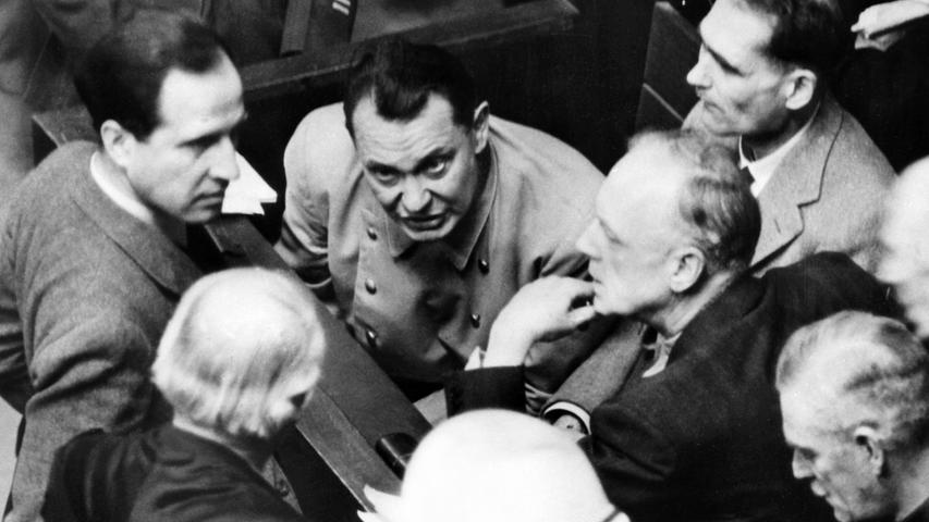 Hermann Göring wurde in allen vier Anklagepunkten schuldig gesprochen und zum Tod durch den Strang verurteilt. Er war ein führender Politiker des Nationalsozialismus und Oberbefehlshaber der deutschen Luftwaffe. Die Nürnberger Nachrichten schreiben am Samstag, 16 März 1946: "Der Angeklagte vertauschte am Mittwochnachmittag den Platz auf der Anklagebank mit dem Sitz im Zeugenstand. Der einstige Reichsmarschall und - wie er selbst stolz feststellt - 'zweite Mann des Reiches', erhält durch den Internationalen Gerichtshof Gelegenheit, sich mehrere Tage lang ungehindert zu verteidigen." Und er tat es mit einer Mischung aus selbstbewusstem Bekenntnis und fadenscheiniger Relativierung seiner Verbrechen. Göring entzog sich dem Urteil durch Selbstmord in der Nacht vor seiner Hinrichtung. Hermann Göring wurde in allen vier Anklagepunkten schuldig gesprochen und zum Tod durch den Strang verurteilt. Er war ein führender Politiker des Nationalsozialismus und Oberbefehlshaber der deutschen Luftwaffe. Die Nürnberger Nachrichten schreiben am Samstag, 16 März 1946: "Der Angeklagte vertauschte am Mittwochnachmittag den Platz auf der Anklagebank mit dem Sitz im Zeugenstand. Der einstige Reichsmarschall und - wie er selbst stolz feststellt - 'zweite Mann des Reiches', erhält durch den Internationalen Gerichtshof Gelegenheit, sich mehrere Tage lang ungehindert zu verteidigen." Und er tat es mit einer Mischung aus selbstbewusstem Bekenntnis und fadenscheiniger Relativierung seiner Verbrechen. Göring entzog sich dem Urteil durch Selbstmord in der Nacht vor seiner Hinrichtung.