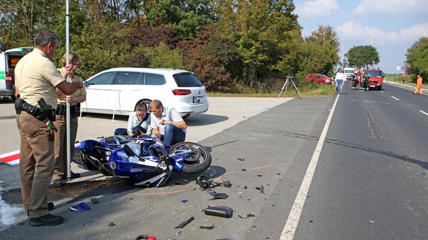 Am Dienstagmittag ist es zu einem schweren Unfall auf der B2 gekommen. Ein 46-jähriger Autofahrer fuhr in einen Motorradfahrer, der bei dem Unfall schwere Kopfverletzungen erlitt.