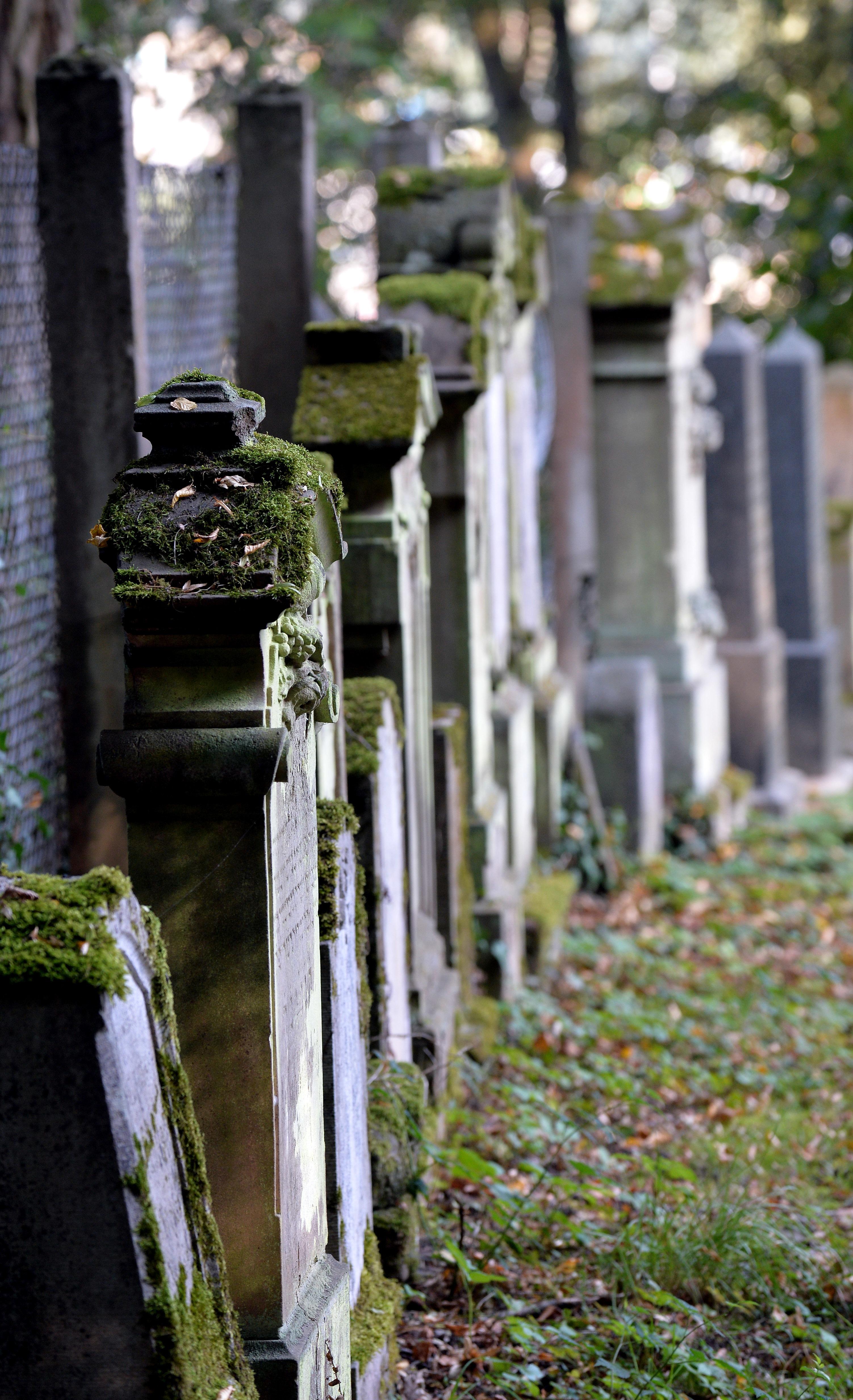 Ein unrühmliches Kapitel der Geschichte war lange Zeit Bestandteil des Lorenzer Südturms. Nach einem Pogrom im Jahr 1349 wurden vier Grabsteine eines ehemaligen Judenfriedhofs als Baumaterial verwendet und als Stufen in das untere Treppentürmchen des Südturms eingearbeitet. Erst 1970 entfernte man die Grabsteine. Seither sind sie in der Aussegnungshalle des Jüdischen Friedhofs an der Schnieglinger Straße zu besichtigen. (Symbolbild)