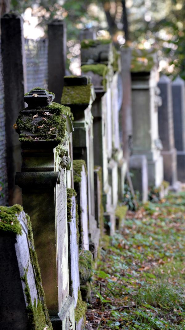 Ein unrühmliches Kapitel der Geschichte war lange Zeit Bestandteil des Lorenzer Südturms. Nach einem Pogrom im Jahr 1349 wurden vier Grabsteine eines ehemaligen Judenfriedhofs als Baumaterial verwendet und als Stufen in das untere Treppentürmchen des Südturms eingearbeitet. Erst 1970 entfernte man die Grabsteine. Seither sind sie in der Aussegnungshalle des Jüdischen Friedhofs an der Schnieglinger Straße zu besichtigen. (Symbolbild)
