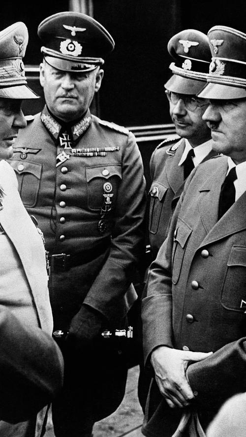 Wilhelm Keitel (2.v.l.) war Generalfeldmarschall und Chef des Oberkommandos der Wehrmacht. Er wurde in allen vier Anklagepunkten schuldig gesprochen und zum Tod durch den Strang verurteilt.
