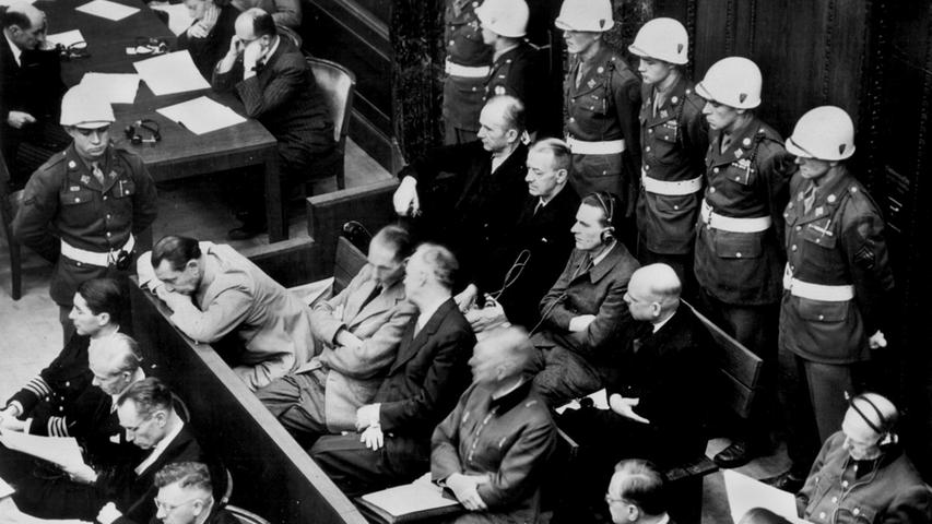 Alfred Rosenberg (Zweite Reihe, 2.v.r.) war schuldig nach allen vier Anklagepunkten und wurde zum Tod durch den Strang verurteilt. Alfred Rosenberg wurde – als Nazi der ersten Stunde — schon 1923 "Hauptschriftleiter des Völkischen Beobachter". Im Nürnberger Gerichtssaal berichtete er vom Aufstieg zu seiner letzten Karrierestufe: Am 17. Juli 1941, also knapp vier Wochen nach dem Beginn des Krieges gegen die Sowjetunion, sei er zum "Reichsminister der besetzten Ostgebiete" ernannt worden. Am Tag zuvor habe er in einer langen Besprechung mit Hitler, Göring und Keitel sein neues "Verwaltungsprogramm" vorgestellt. Ein Teil davon war die Beschaffung von Arbeitskräften für die Kriegsproduktion, wenn möglich freiwillig, notfalls mit Zwang. So wurden Hunderttausende verschleppt und Rosenberg musste dafür die Verantwortung übernehmen. Alfred Rosenberg (Zweite Reihe, 2.v.r.) war schuldig nach allen vier Anklagepunkten und wurde zum Tod durch den Strang verurteilt. Alfred Rosenberg wurde – als Nazi der ersten Stunde — schon 1923 "Hauptschriftleiter des Völkischen Beobachter". Im Nürnberger Gerichtssaal berichtete er vom Aufstieg zu seiner letzten Karrierestufe: Am 17. Juli 1941, also knapp vier Wochen nach dem Beginn des Krieges gegen die Sowjetunion, sei er zum "Reichsminister der besetzten Ostgebiete" ernannt worden. Am Tag zuvor habe er in einer langen Besprechung mit Hitler, Göring und Keitel sein neues "Verwaltungsprogramm" vorgestellt. Ein Teil davon war die Beschaffung von Arbeitskräften für die Kriegsproduktion, wenn möglich freiwillig, notfalls mit Zwang. So wurden Hunderttausende verschleppt und Rosenberg musste dafür die Verantwortung übernehmen.