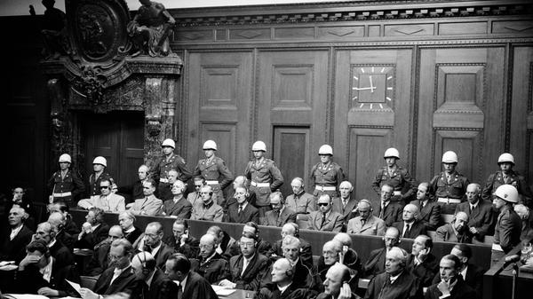 Ernst Kaltenbrunner (erste Reihe, 6.v.l.) wurde wegen Verbrechen gegen das Kriegsrecht und Verbrechen gegen die Menschlichkeit zum Tod durch den Strang verurteilt. Kaltenbrunner war Chef der Sicherheitspolizei und hochrangiger SS-Funktionär. Kaltenbrunner blieb während des Prozesses dabei, dass er von Vernichtungsbefehlen nichts gewusst habe. Die Ankläger legten ihm seinen Brief an den OB von Wien über vier Transporte mit je 1200 Juden aus Budapest nach Wien vor – mit Kaltenbrunners Unterschrift. Der wollte von diesem Brief nichts wissen. Auch die Unterschrift sei nicht seine, selbst wenn sie die gleiche war wie die, mit der er im Gerichtssaal schon immer die Protokolle unterschrieben hat. Das Urteil wurde am 16. Oktober 1946 vollstreckt. Pannen und letzte Worte: Wie die Hinrichtungen abliefen, lesen Sie hier.