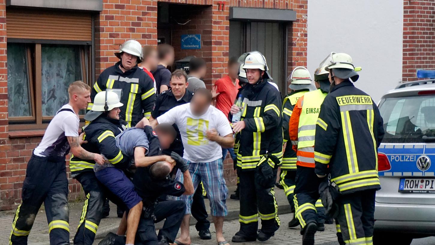 Drei Männer behindern im Juli in Bremervörde (Niedersachsen) nach einem tödlichen Unfall die Arbeit der Rettungskräfte. Es kommt zu Handgreiflichkeiten. Die Männer im Alter von 20, 26 und 35 Jahren müssen sich nun vor dem Amtsgericht der Stadt verantworten.