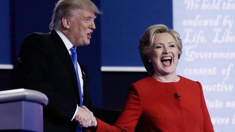 Donald Trump und Hillary Clinton: Zwei Politiker, wie sie unterschiedlicher kaum sein könnten, treffen im US-Präsidentschaftswahlkampf aufeinander. Meistens liegen Welten zwischen den Positionen der beiden - aber nicht immer ist Clinton die Gemäßigtere.
