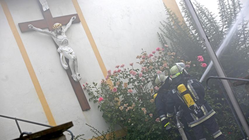 Direkt neben der Kirche: Gewaltiges Feuer in Schönbrunns Ortsmitte