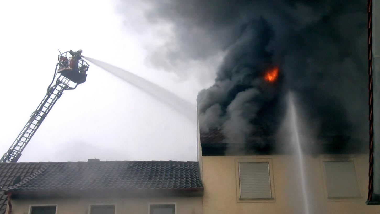 In Schönbrunn im Landkreis Bamberg steht ein Wohnhaus in Flammen. Ein Person verletzte sich leicht.