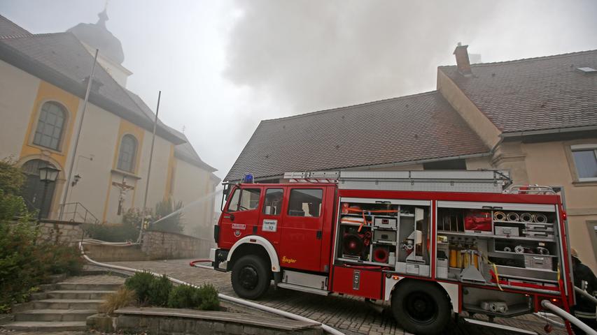 Direkt neben der Kirche: Gewaltiges Feuer in Schönbrunns Ortsmitte