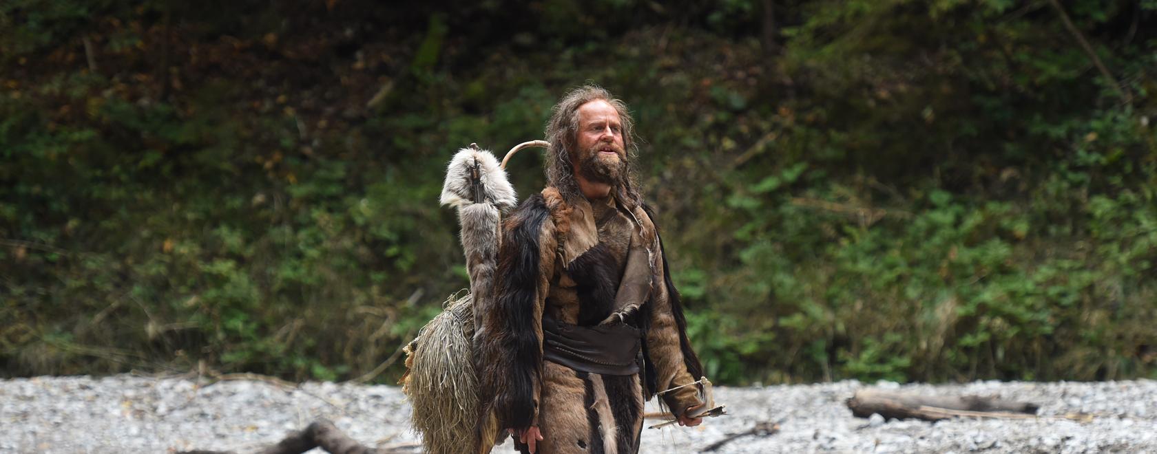 Ungefähr zwei Stunden braucht Schauspieler Jürgen Vogel, um sich in den berühmten Ötzi zu verwandeln.