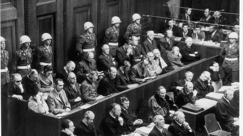 Arthur Seyß-Inquart (Zweite Reihe, 2. v.r.) wurde in drei von vier Anklagepunkten schuldig gesprochen und zum Tod durch den Strang verurteilt. Nach Beginn des Zweiten Weltkrieges wurde Seyß-Inquart Ende Oktober 1939 Stellvertreter des Generalgouverneurs Hans Frank. 1945 trat er in die Fußstapfen von Ribbentrop, da Hitler ihn in seinem Testament für den Posten des Reichsaußenminister ernannt hat. Am 16. Oktober 1946 wurde der österreichische Jurist in Nürnberg hingerichtet. Arthur Seyß-Inquart (Zweite Reihe, 2. v.r.) wurde in drei von vier Anklagepunkten schuldig gesprochen und zum Tod durch den Strang verurteilt. Nach Beginn des Zweiten Weltkrieges wurde Seyß-Inquart Ende Oktober 1939 Stellvertreter des Generalgouverneurs Hans Frank. 1945 trat er in die Fußstapfen von Ribbentrop, da Hitler ihn in seinem Testament für den Posten des Reichsaußenminister ernannt hat. Am 16. Oktober 1946 wurde der österreichische Jurist in Nürnberg hingerichtet.