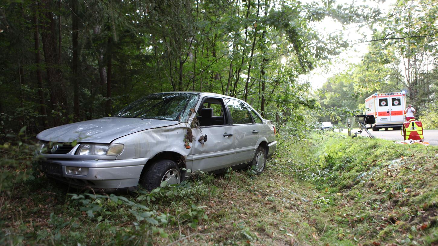 Der VW kam bei Tiefenthal von der Fahrbahn ab und überschlug sich - und das direkt in einem Waldstück.