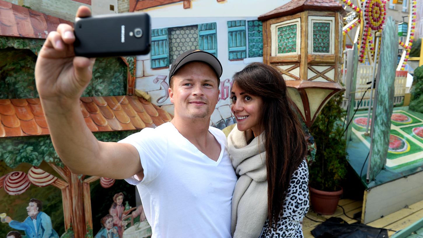 Die FN suchen das schönste Kärwa-Selfie: Schausteller Kurt Grauberger jun. und seine Frau Ana machen vor, wie`s geht.